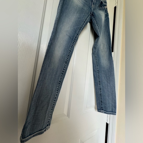 Miss Me lady’s skinny jeans. Jeweled pockets, broad stitching with light wear. - Picture 10 of 10